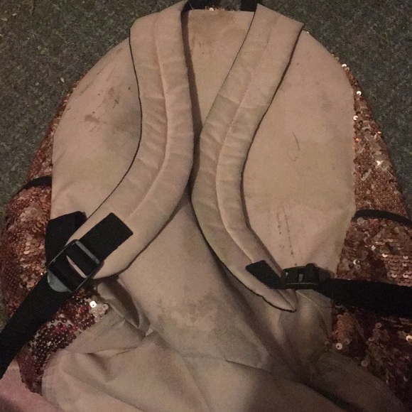 Cute T backpack with stains on the back - Picture 2 of 2